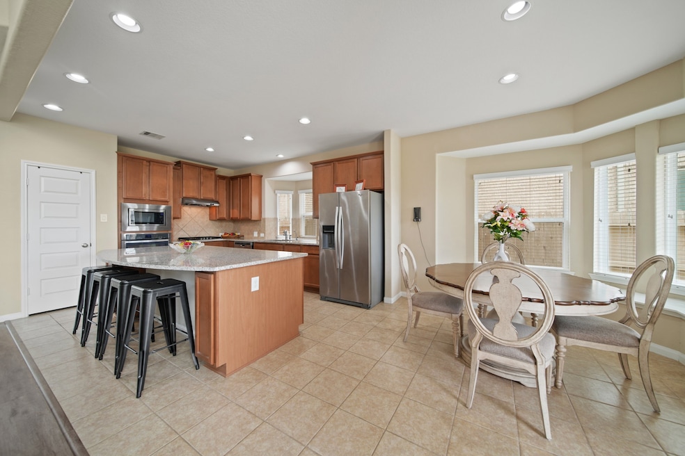 So much space in this breakfast and kitchen area!
