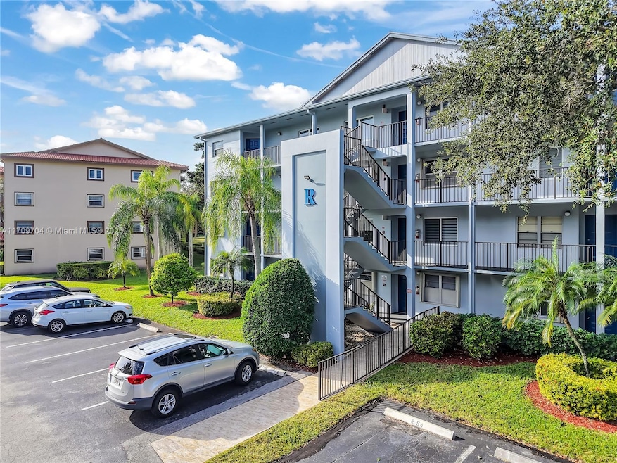 900 SW 125th Way unit R304, Pembroke Pines, FL 33027 - photo 1