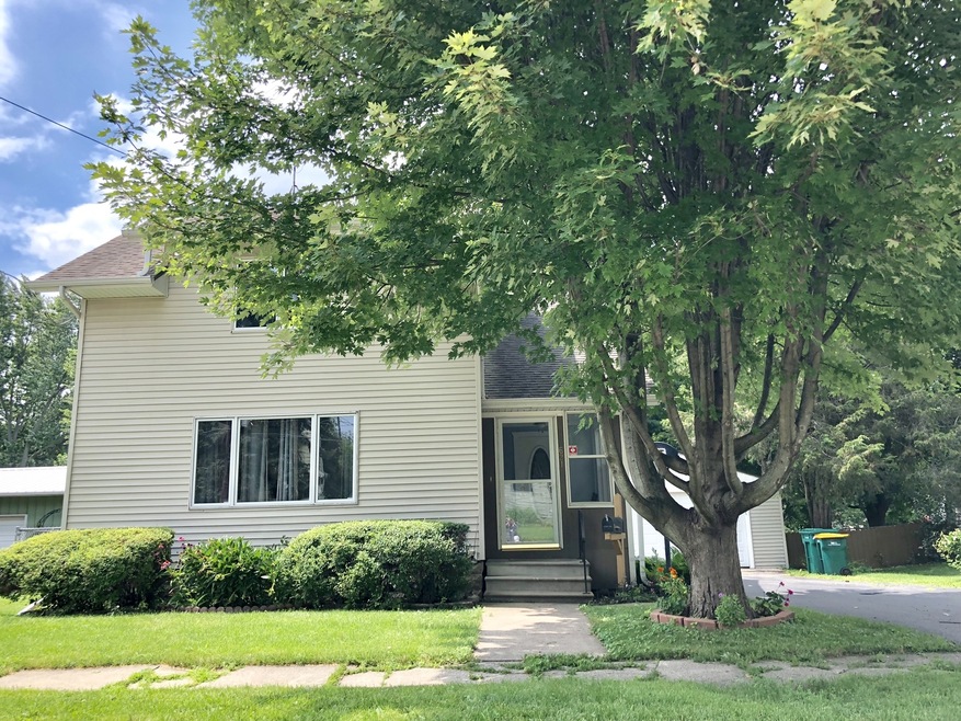 ALL READY TO GO.....LOVELY 2-STORY HOME WITH ENTER