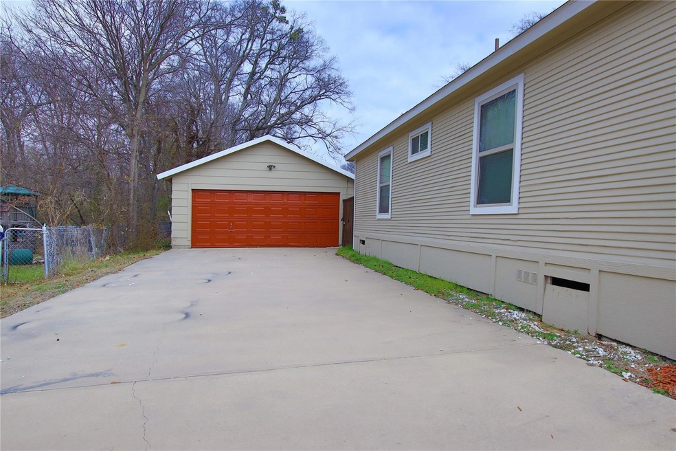 305 E 15th St, Bonham, TX 75418 - photo 1