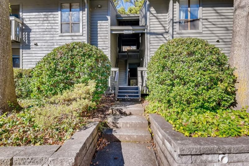 This lovely condo has only a few steps to the entr