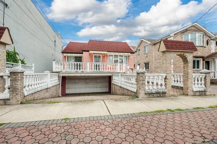 69-22 60th Ave, Flushing, NY 11378 - photo 1