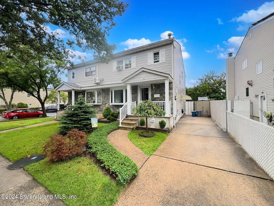 393 Montreal Ave, Staten Island, NY 10306 - photo 1