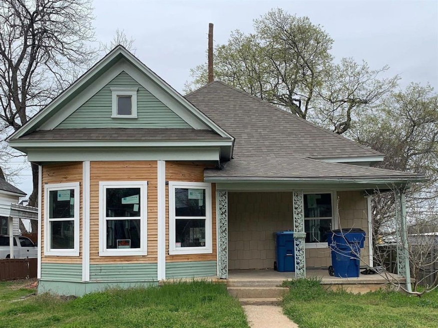 215 E Hull St, Denison, TX 75021 - photo 1