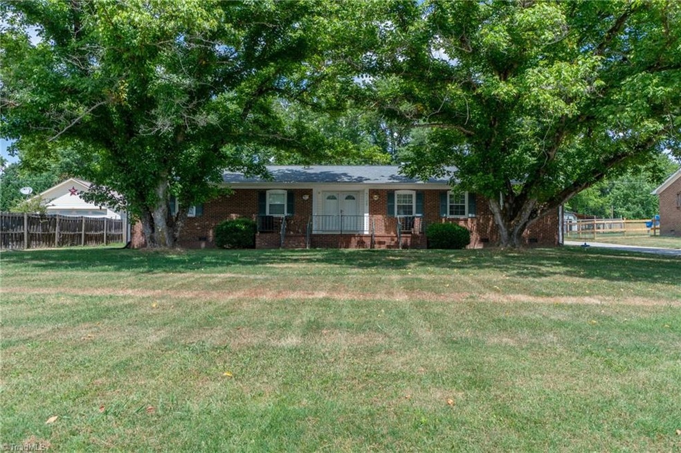 7105 Wincrest Dr, High Point, NC 27263 - photo 1