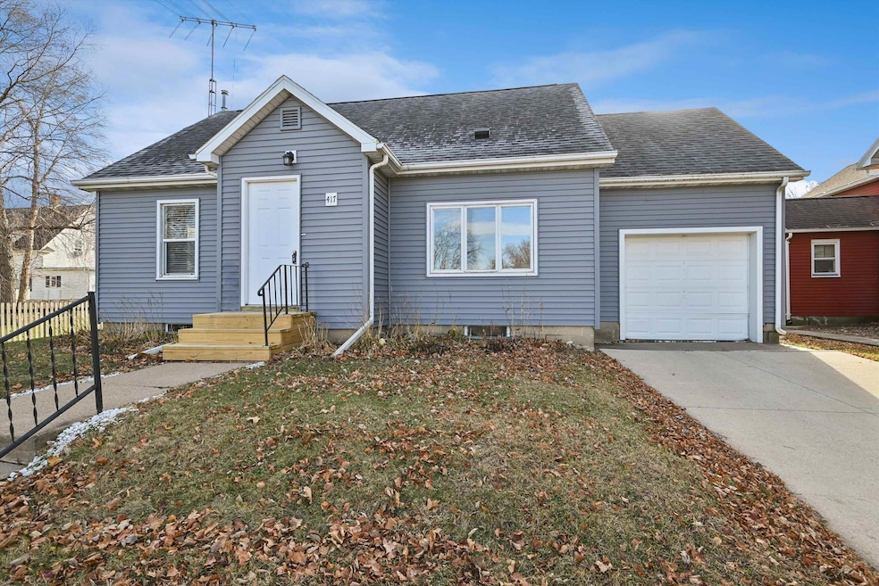 417 2nd Ave NW, Waverly, IA 50677 - photo 1