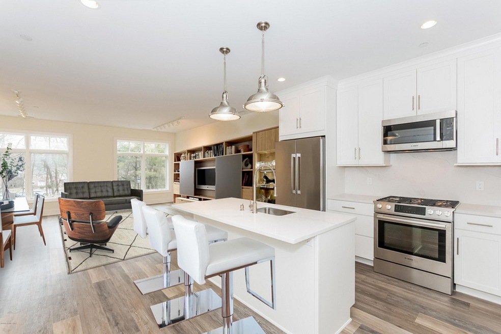 1381 E Putnam Ave unit 3, Old Greenwich, CT 06870 - photo 1