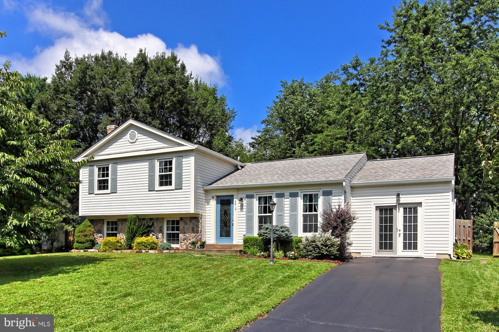 2610 Armada St, Herndon, VA 20171 - photo 1