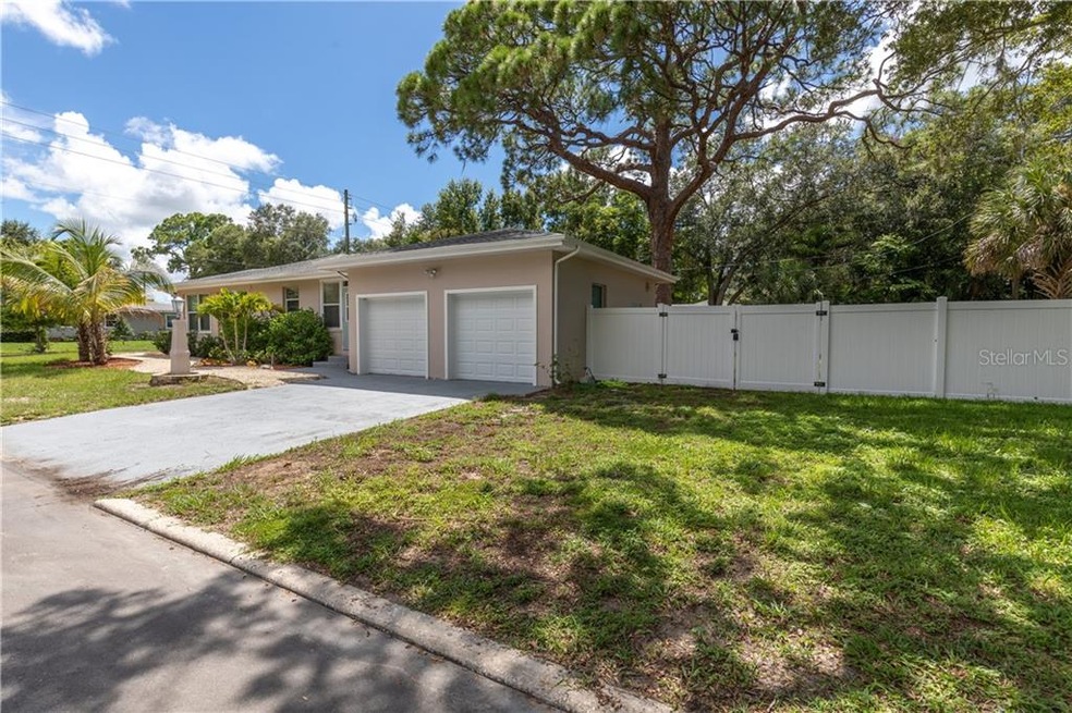 Huge fenced yard, 10'3
