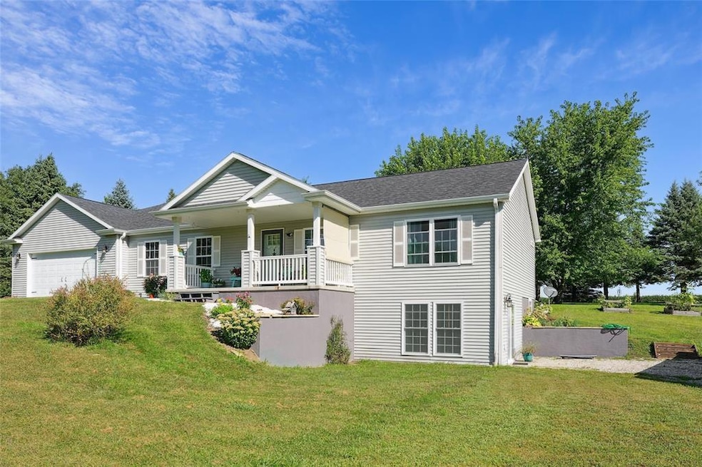 313 11th Ave W, Grinnell, IA 50112 - photo 1