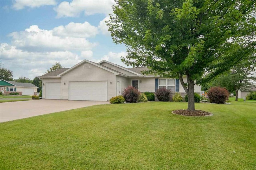 N9533 Hartford Ln, Appleton, WI 54915 - photo 1