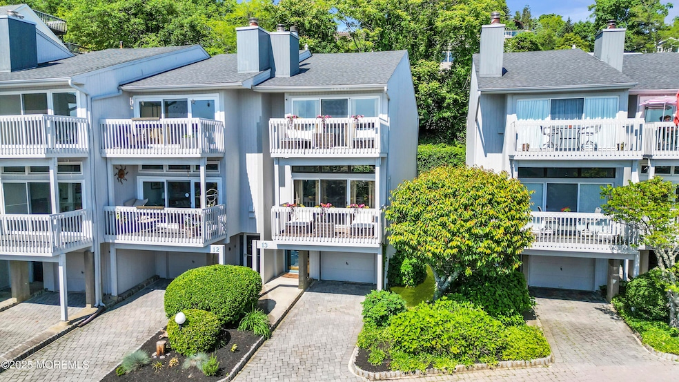 East Manor Square