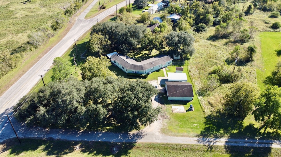 35 Private Road 815, Markham, TX 77456 - photo 1