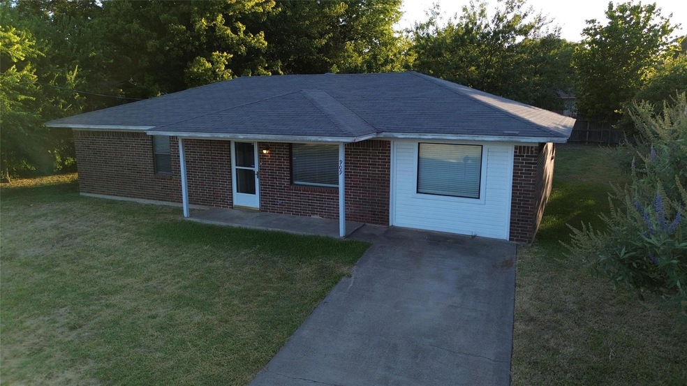 909 N 6th St, Sanger, TX 76266 - photo 1