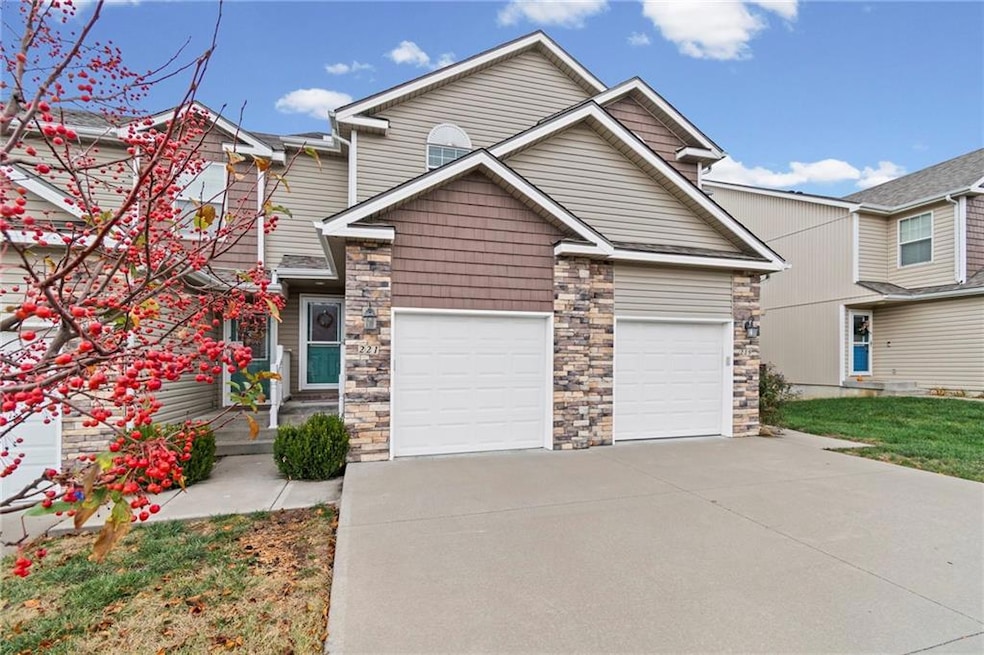 221 N Pointe Ln, Raymore, MO 64083 - photo 1