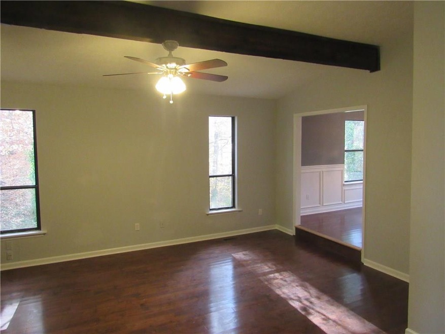 ENTERING IN FRONT DOOR INTO LIVING SPACE ON THE LE