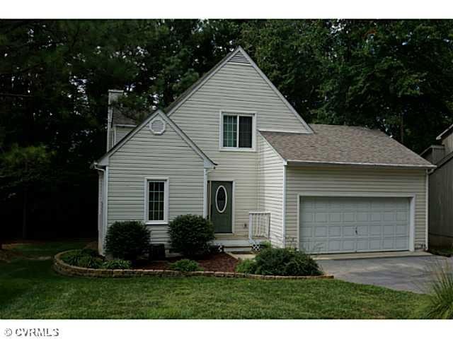Exterior Front - Spacious front and side yard with
