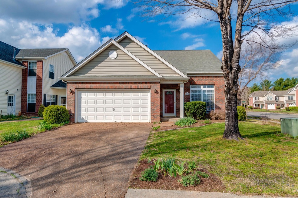 Beautiful Corner Unit in Prescott Place!