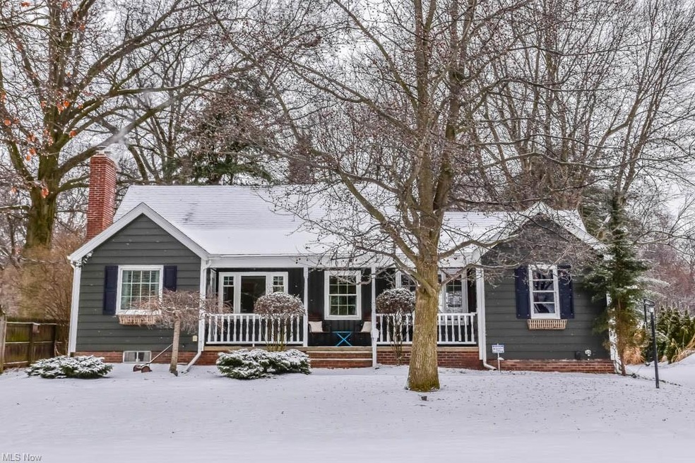 Bright and inviting 3 bed, 3 full bath home in North Canton!