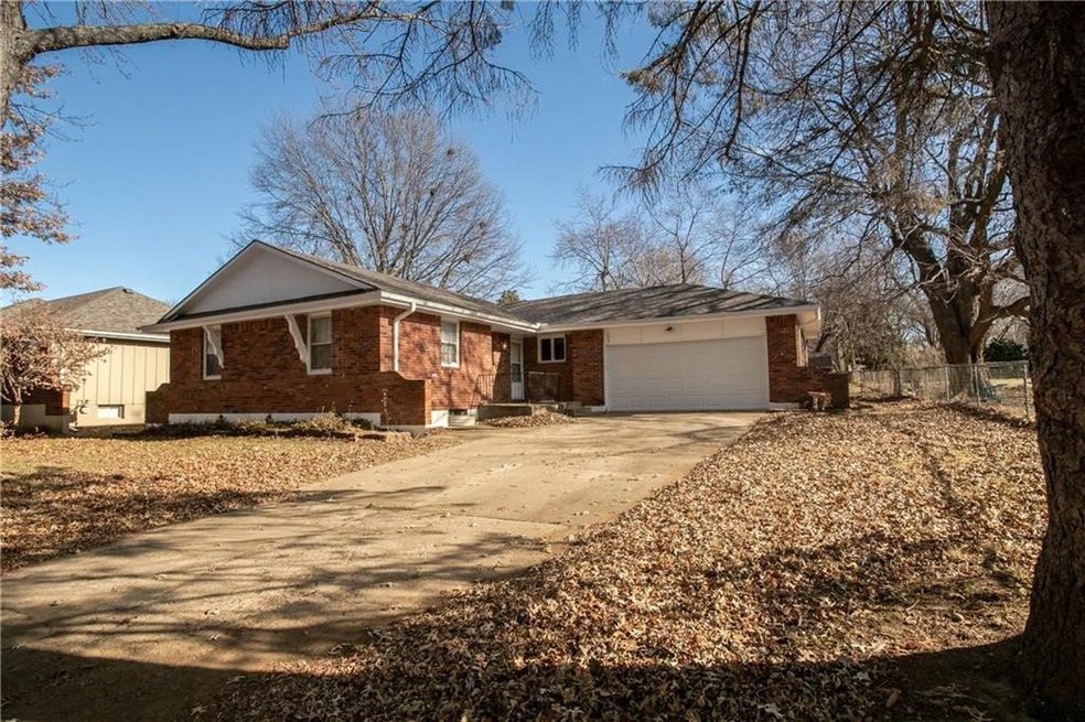 203 N Murphy Dr, Raymore, MO 64083 - photo 1