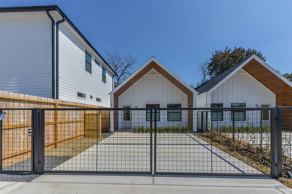 5118 Cochran St, Houston, TX 77009 - photo 1