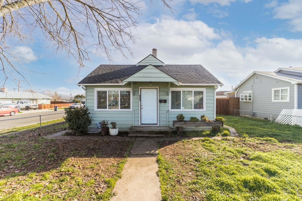 846 Maple St, Central Point, OR 97502 - photo 1