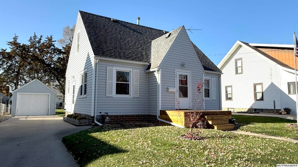 102 S Indiana Ave, Mason City, IA 50401 - photo 1