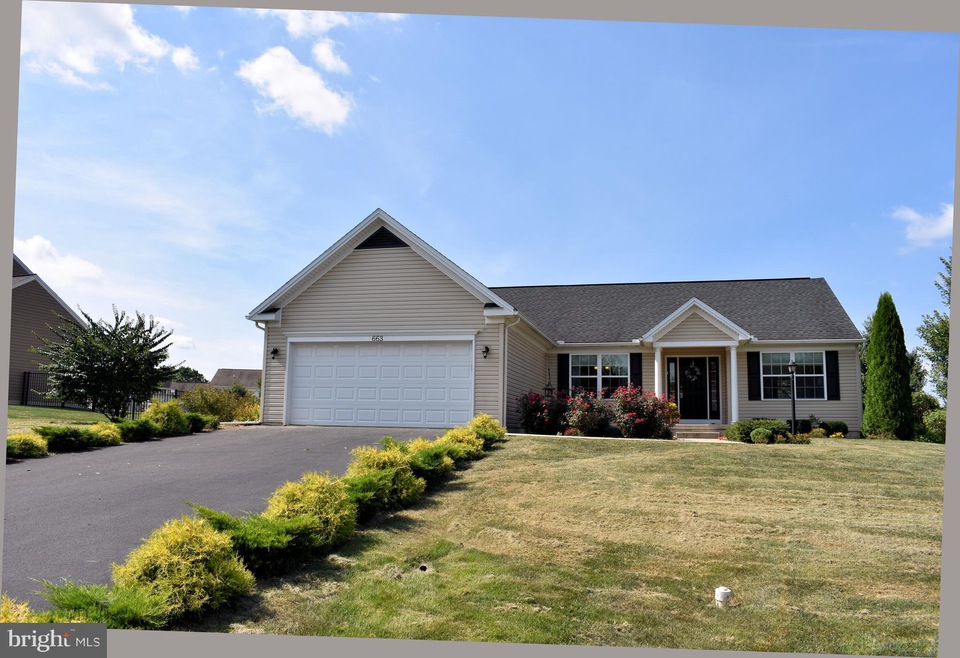 663 Franklin Square Dr, Chambersburg, PA 17201 - photo 1