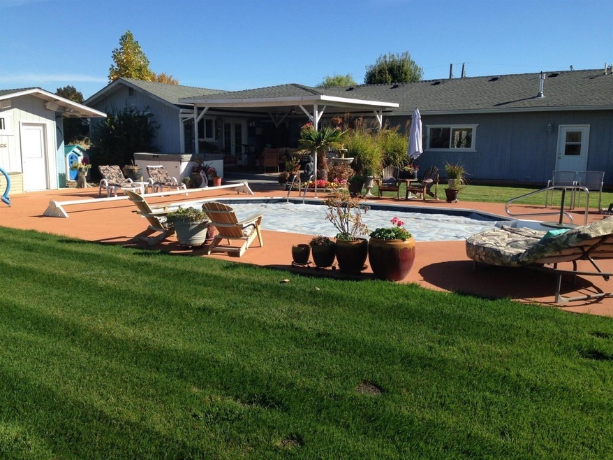 6800 Cork Dr, Central Point, OR 97502 - photo 1