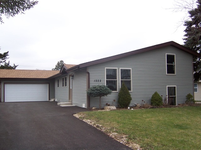 1222 Sacramento Dr, Carpentersville, IL 60110 - photo 1