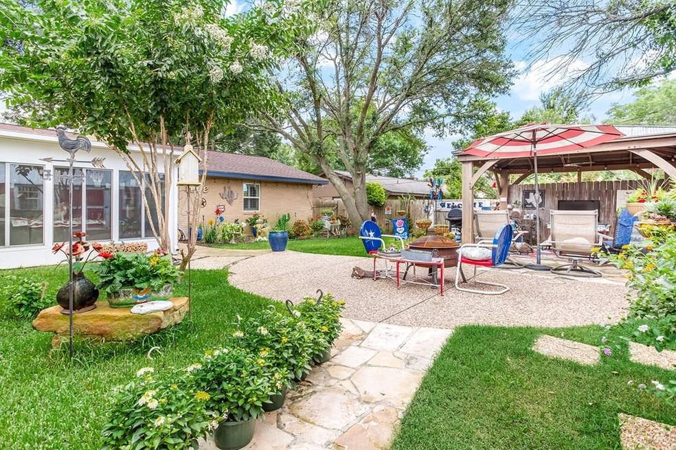 708 Kristofer St, Fredericksburg, TX 78624 - photo 1