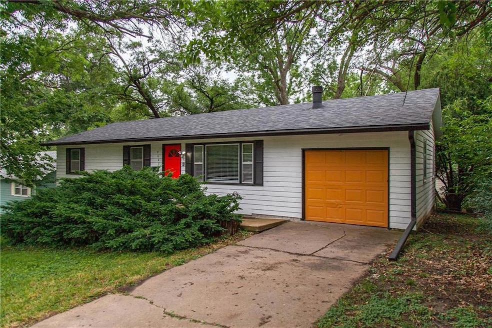 2627 Belle Crest Dr, Lawrence, KS 66046 - photo 1