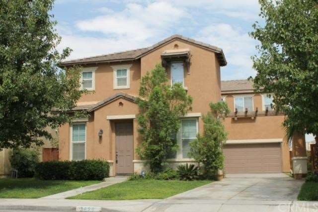 Lovely curb appeal. Notice the long driveway to th