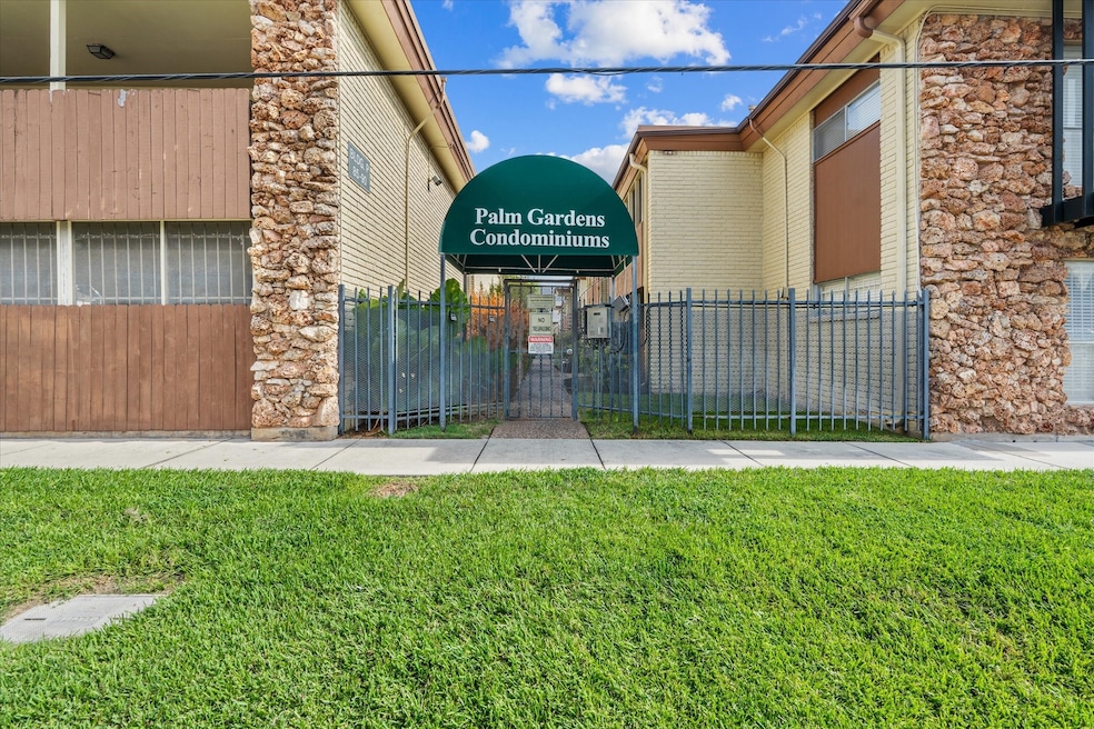 7714 Renwick Dr unit 23, Houston, TX 77081 - photo 1