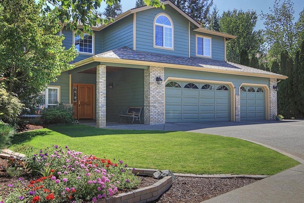 1029 NW Regent Dr, Grants Pass, OR 97526 - photo 1