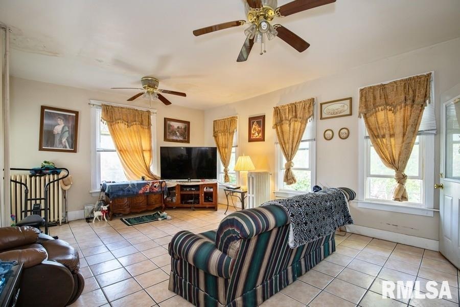 711 W 9th St, Davenport, IA 52804 - photo 1