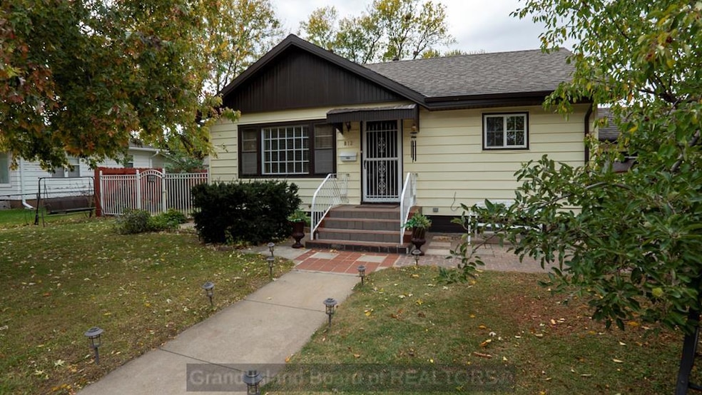 812 S Vine St, Grand Island, NE 68801 - photo 1