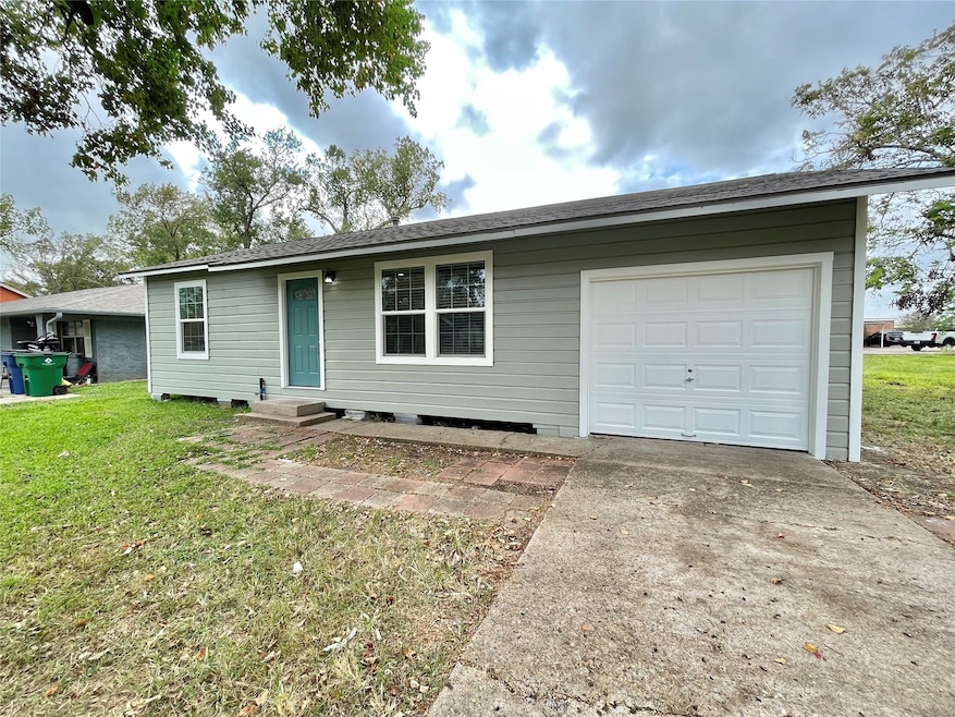 817 N Chenango St, Angleton, TX 77515 - photo 1