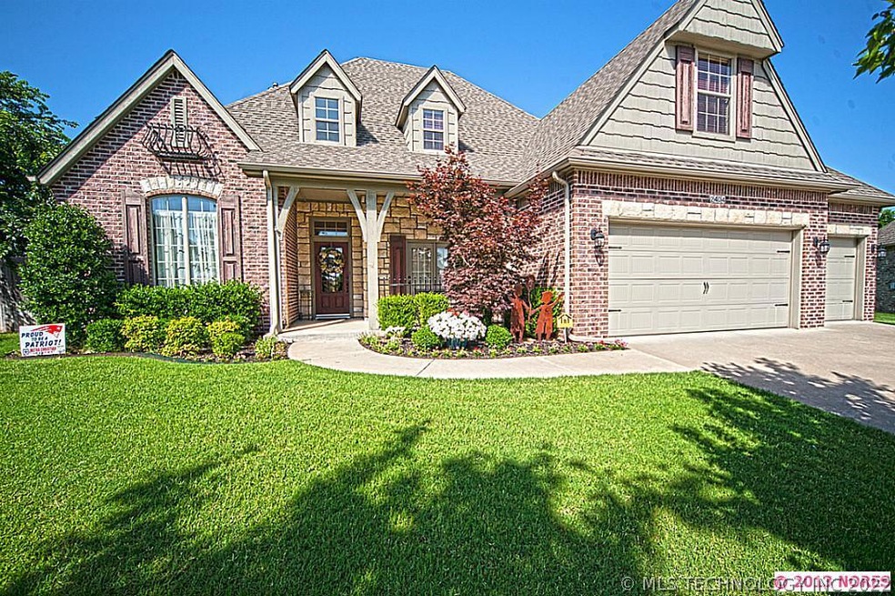 Fabulous 4/3.5/3 home sits on a large cul-de-sac l