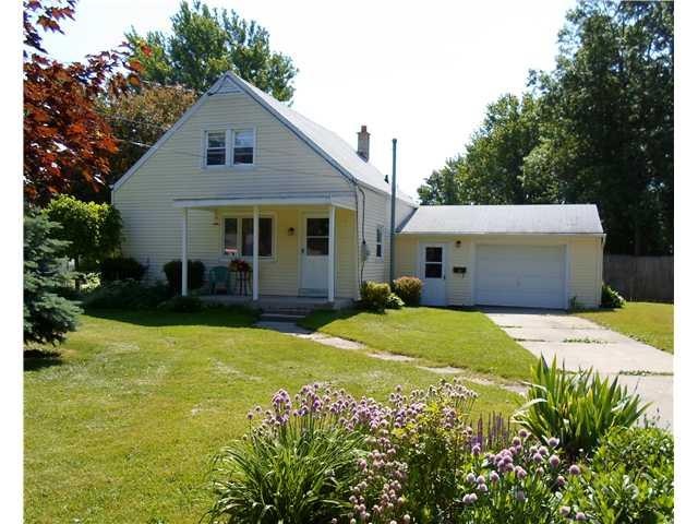 Exterior Front. Charming curb appeal w/maintenance
