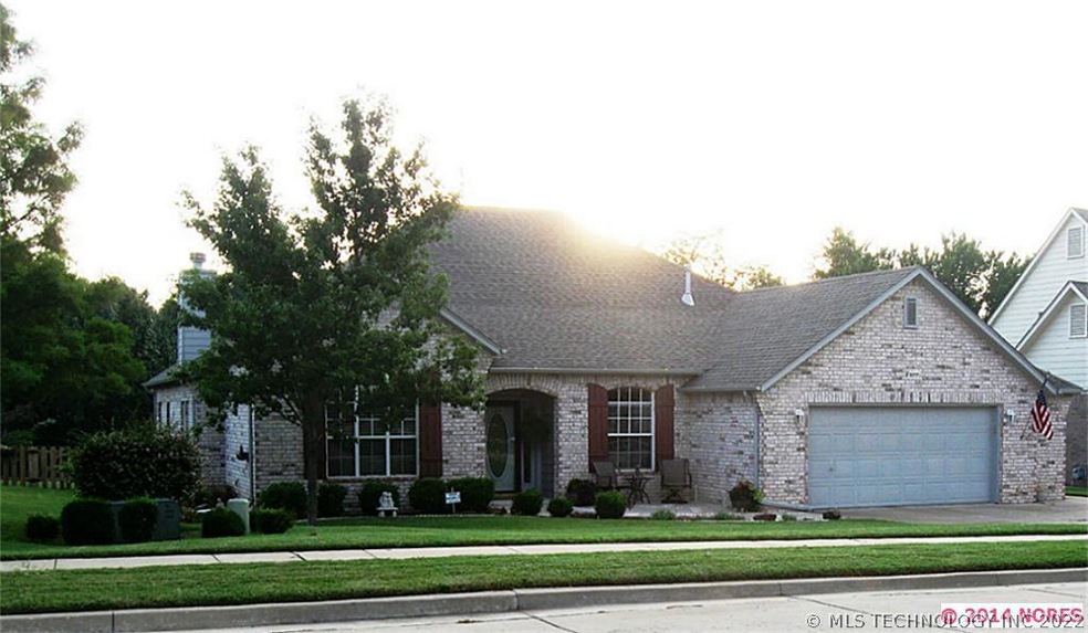 Beautiful custom home in Waterford Park. Home has