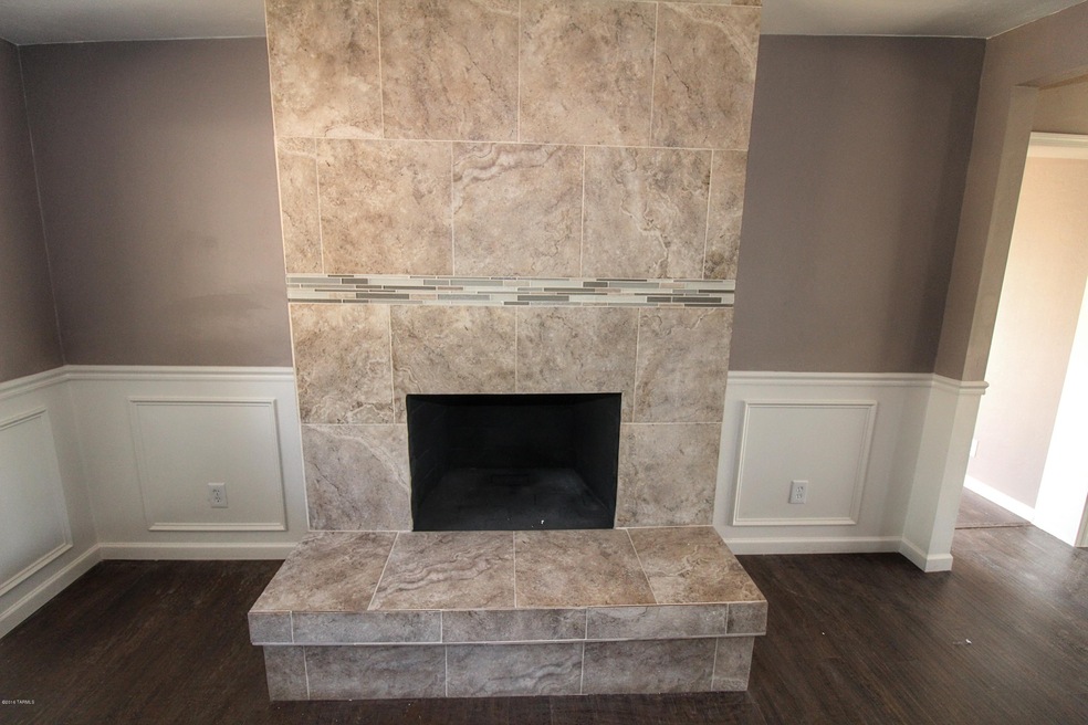 Paseo Redondo Fireplace