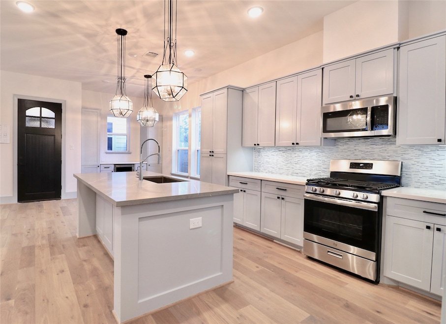 840 Wakefield Dr, Houston, TX 77018 - photo 1