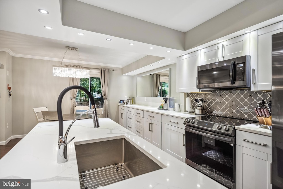 6004 Forrest Hollow Ln, Springfield, VA 22152 - photo 1