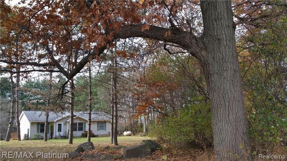 Private wooded setting, Hartland Schools, 3 BR, 2B