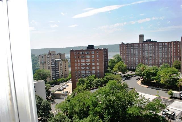 River Point Towers unit 15F, Bronx, NY 10463 - photo 1
