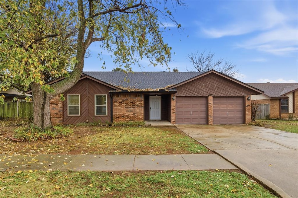 612 NE 14th St, Moore, OK 73160 - photo 1