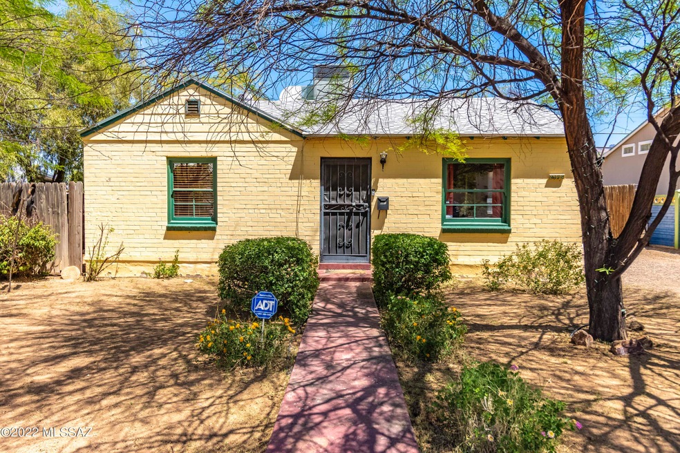 2905 E Lester St__005