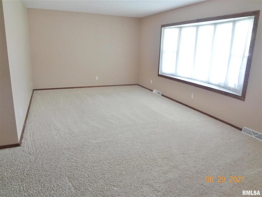 305 Northgate St, Lincoln, IL 62656 - photo 1