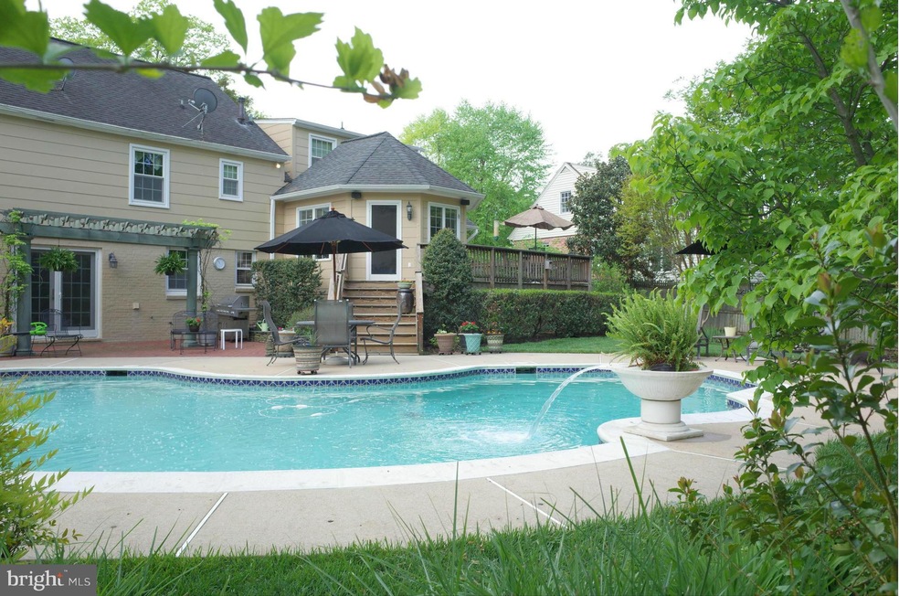 1012 Emerald Dr, Alexandria, VA 22308 - photo 1